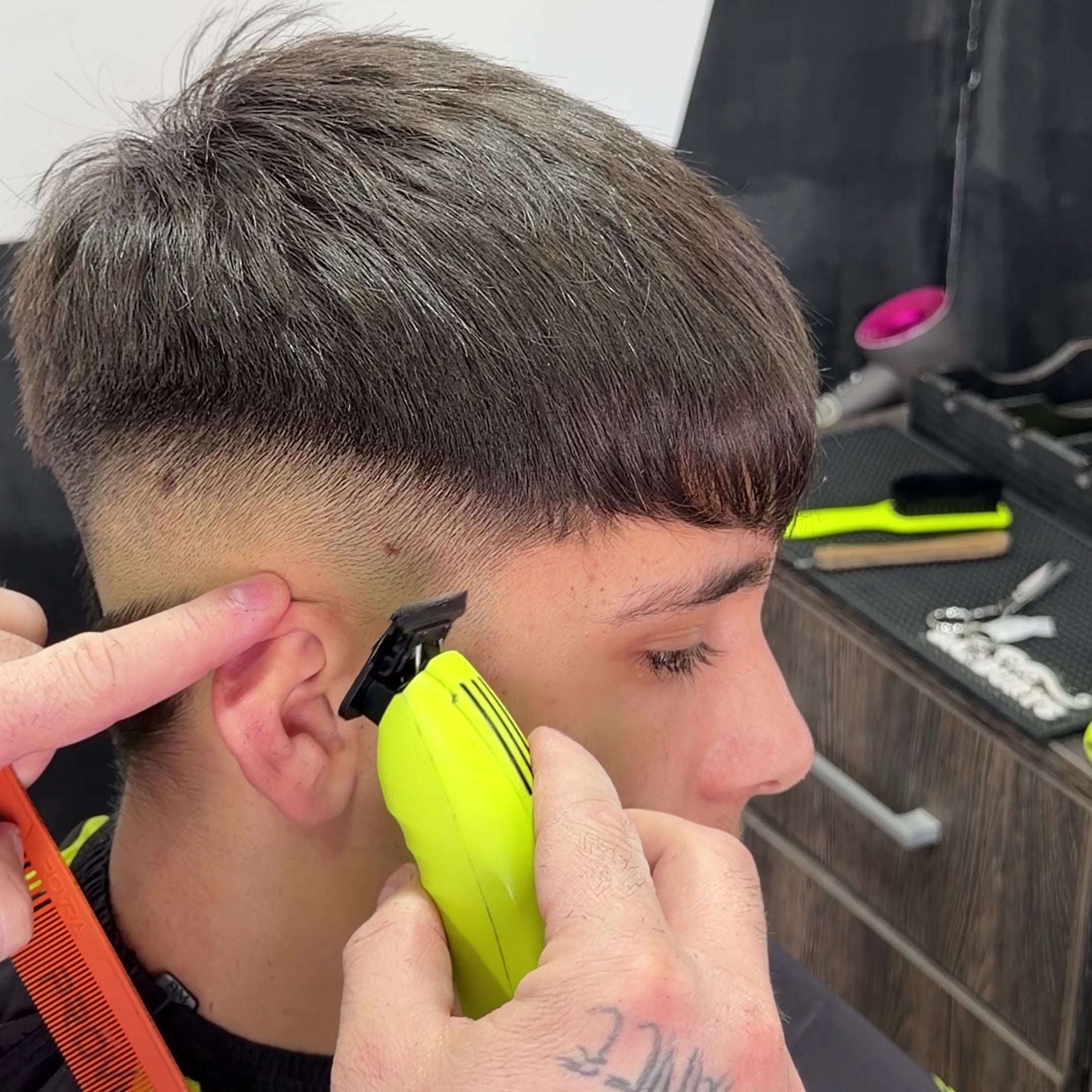 Încărcați videoclipul: Aparat de tuns ROVRA – IMPACT – 7900 RPM – Fără fir